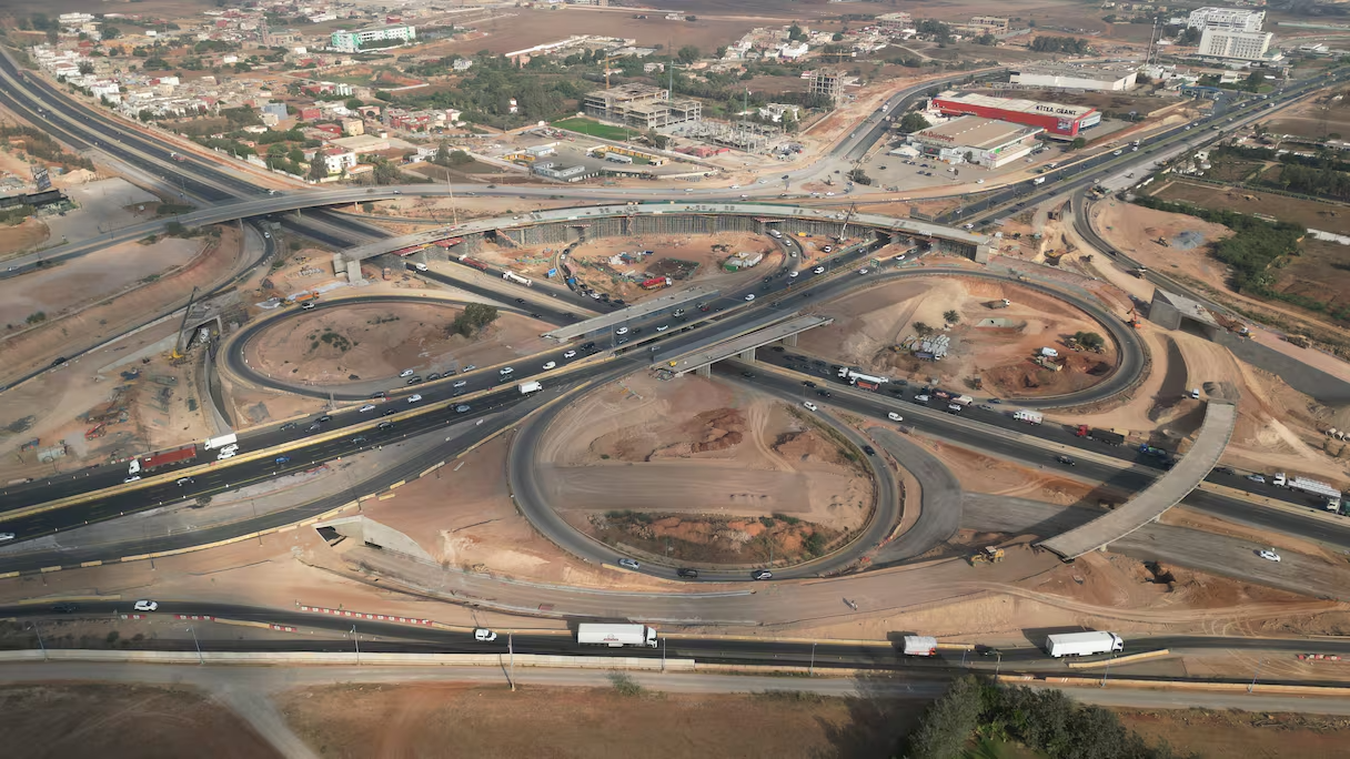 Travaux de réaménagement du nœud autoroutier de Sidi Maarouf  Avis aux usagers en provenance d’ElJadida à destination de  Casablanca, et aux usagers en provenance de Rabat et à destination de  Marrakech et l’Aéroport Mohammed V